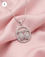 Dije circular de plata 925 con incrustaciones de circonias, que presenta la inscripción 'mama' en la parte superior y dos rosas detalladas en el centro.
