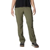 Pantalón convertible Columbia de corte recto en color verde oliva. Presenta diseño funcional con perneras desmontables mediante cremallera para convertirlo en short, múltiples bolsillos laterales y traseros, y tecnología de protección solar.