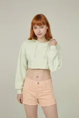 Buzo color durazno, corto, con capucha y mangas largas.