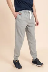Pantalon deportivo tipo jogger en color gris melange, con cintura elastizada y cordón de ajuste frontal.