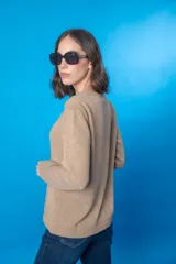 Sweater celeste de tejido de punto liso, con cuello redondo y mangas largas.