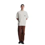 Remera blanca de algodón con bolsillo en el pecho y logo bordado. Corte clásico y mangas cortas.