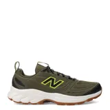 Championes de trail running New Balance modelo 410, color verde militar con detalles en negro y amarillo flúor, entresuela blanca y suela de goma marrón. Confeccionados con malla y refuerzos sintéticos, cuentan con cordones negros y tirador trasero.