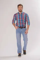 Pantalón de jean clásico de corte recto, color azul denim, con bolsillos traseros y costuras en contraste.