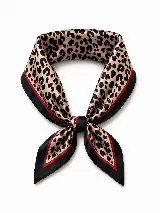 Pañuelo cuadrado de seda con estampado de leopardo en tonos beige, bordó y azul. Presenta un borde ancho en color bordó con un fino detalle de línea azul, ideal para usar como accesorio en el cabello o cuello.