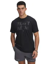 Remera de entrenamiento de manga corta en color negro, con cuello redondo acanalado y estampa frontal con la frase 'HEAVY METAL' en tono gris oscuro y el logo de Project Rock.