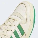 Championes Adidas Forum Low CL color crema con detalles en verde y gris.
