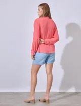 Blusa color salmón de gasa marca Zac & Rachel, con cuello a la base, escote en V, botones y detalle plisado en la parte delantera. Mangas largas regulables con presilla y botón.