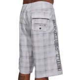 Boardshort Billabong modelo Spec Pulse Og de 23 pulgadas, color blanco con diseño a cuadros grises y cordón ajustable negro en la cintura.