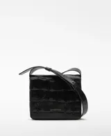 Bandolera pequeña de piel bovina negra con grabado de cocodrilo. Presenta solapa con cierre magnético, asa larga regulable y bolsillo interior con cierre.