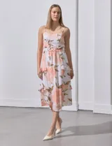 Vestido midi de gasa con estampado floral en tonos rosa y marrón. Escote redondo, breteles finos regulables, espalda elastizada y detalles de volados en cintura y ruedo.