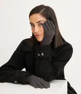 Guantes de punto en color gris oscuro, con diseño clásico y puños acanalados para un ajuste cómodo.