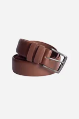 Cinturón marrón de cuero sintético con hebilla metálica plateada.