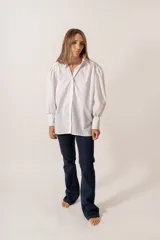 Camisa blanca de mangas largas abullonadas, confeccionada en algodón.