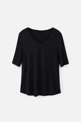 Remera de algodón color negro, con escote en V y mangas cortas.