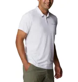 Chomba Columbia Hike Polo de color blanco, de manga corta, con cuello tipo polo, cierre frontal parcial con botones y tecnología Omni-Wick para absorción de humedad.