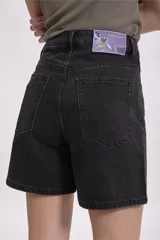 Bermuda de jean negra con tachas plateadas.