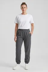 Pantalón de jogging unisex color negro, con cintura elástica y puños acanalados en los tobillos. Presenta un corte cómodo y bolsillos laterales.