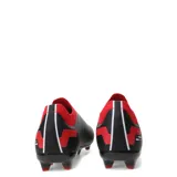Championes de fútbol Umbro modelo Victory HG, de diseño sin cordones con empeine elástico rojo y cuerpo negro con detalles geométricos en rojo. Suela con tapones para superficies firmes.