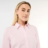 Camisa entallada con cuello italiano, diseño de rayas verticales en tonos rosado y blanco, de manga larga y cierre frontal con botones.