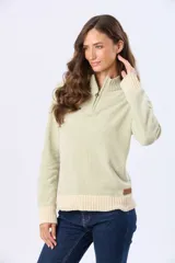 Buzo tejido combinado de color beige, con cuello alto, medio cierre metálico y puños y ruedo acanalados en tono tostado.