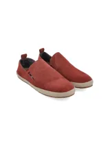 Alpargata de gamuza color ladrillo con suela de yute trenzado y detalles internos estampados. Diseño slip-on con tirador trasero.