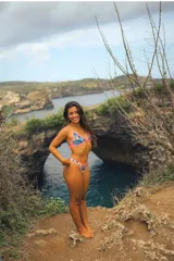 Conjunto de bikini estampado en tonos azules y verdes, con ribete amarillo. El corpiño es de corte triangular con tirantes cruzados en la espalda, y la bombacha es tipo tanga.