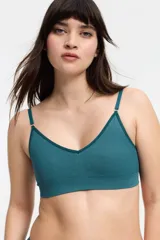 Sostén tipo bralette color verde petróleo, de tela acanalada, con breteles ajustables y cierre de broche en la espalda con tres medidas. Sin aro ni relleno.