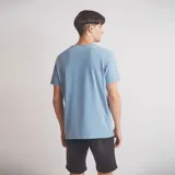 Remera de manga corta color celeste, con cuello redondo y corte clásico.