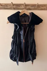 Chaleco de cuero ovino negro con doble cierre rose gold y cuello desmontable de lanar.