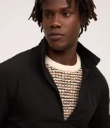 Campera bomber Marfinno para hombre, de color negro, confeccionada en poliamida con elastano y forro de poliéster. Cuenta con cuello alto, cierre frontal por cremallera y elástico en puños y cintura.