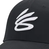 Gorra deportiva Under Armour de la línea Curry, color negro, con diseño estructurado de visera curva y logotipo bordado en relieve en color blanco en el panel frontal.