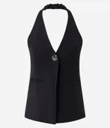 Chaleco sastrero halter negro con escote en V profundo, un botón central y bolsillos ribeteados simulados.