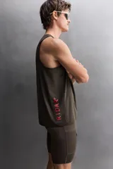 Musculosa deportiva de running en tejido ligero y perforado de color marrón, con cuello redondo y diseño sin mangas.