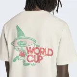 Remera blanca de algodón con cuello redondo y corte clásico. Presenta un pequeño estampado en el pecho que incluye la mascota Pique del Mundial México 86 y el logo de Adidas.
