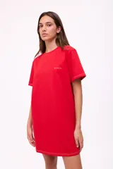 Vestido rojo de corte recto, con cuello redondo y mangas cortas.