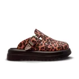 Zueco de plataforma con capellada de animal print de leopardo. Presenta una hebilla metálica decorativa con estilo western y tachas plateadas en el borde. Cuenta con una suela de goma negra con diseño dentado.