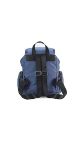 Mochila de nylon color gris azulado, con tapa superior y cierre de broche metálico. Cuenta con un bolsillo frontal con cierre y bolsillos laterales con cierre, además de correas regulables para la espalda y asa superior de mano.