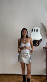 Body negro de lycra con escote strapless y abertura cut-out en la cintura.