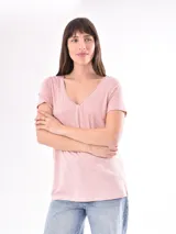 Remera básica de manga corta y cuello en V, color rosa pálido con efecto jaspeado.