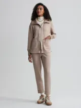 Campera color beige de corte holgado, con cierre frontal, cuello alto y bolsillos de parche grandes.