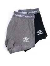 Pack de dos boxers tipo bóxer de hombre marca Umbro. Uno es negro liso y el otro es gris con estampado de rombos en tono más oscuro y logo Umbro en la pierna. Ambos tienen elástico con la marca repetida.