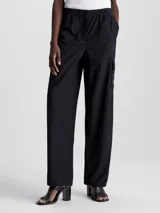 Pantalón cargo de algodón regenerativo color negro, de corte recto, con cintura elástica, bolsillos delanteros, traseros y laterales tipo cargo, puños con cordón y bragueta con cremallera.