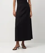 Pollera midi evasé negra, confeccionada en bengalina, con un recorte horizontal en la parte delantera.