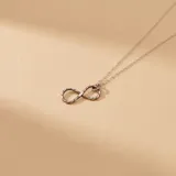 Collar de plata 925 con dije en forma de símbolo de infinito con diseño de textura trenzada.