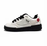 Zapatillas Vision Saavy de estilo urbano, con capellada de cuero sintético blanco, cordones anchos negros, suela chunky de goma negra y detalles en rojo.