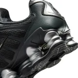 Championes Nike Shox TL color negro con detalles plateados, capellada de malla transpirable, estructura de TPU para mayor soporte y columnas de amortiguación mecánica.
