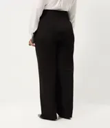 Pantalón de sastrería negro de corte recto y tiro alto, con bolsillos laterales tipo faca y cintura estructurada con pasadores. Confeccionado en mezcla de poliéster, viscosa y elastano.