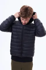 Campera puffer con capucha, cierre frontal y diseño acolchado horizontal.