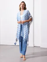 Kimono tejido con estampado de rayas azules y blancas, mangas amplias estilo japonés y terminación de ruedo con borlas azules.